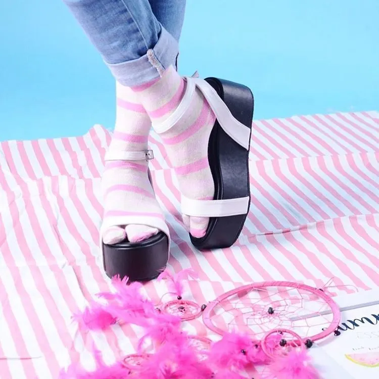 11 Ide Gaya Hijab Komplit dengan Kaos Kaki. Menutup Aurat Bukan Berarti Nggak Cantik Lagi 16