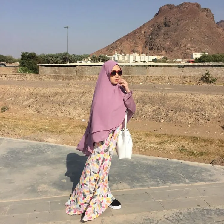 11 Penampilan Menawan dengan Khimar. Jilbab yang Pas Untukmu yang Ingin Tetap Sopan dan Kekinian! 15