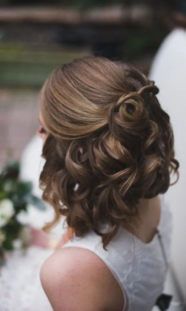 10+ Model Rambut Pendek Wanita untuk Pesta 15