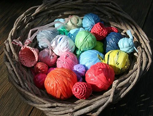 Daripada Sia-Sia Jadi Limbah, Kantong Plastik Bekas Bisa Kamu Ubah Jadi 7 Barang Lucu Ini 9