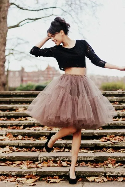 7 Gaya Cantik Dengan Rok Ini Bakal Bikin Kamu Rela Pakai Rok Sehari-Hari 12