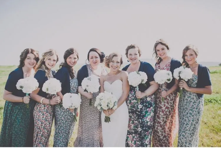 Gaun Untuk Bridesmaid-mu Tak Harus Kembar dan Seragam Lho. Intip 13 Inspirasi Gaun Cantik nan Beda Untuk Sahabat Terbaik di Hari Pernikahanmu Kelak. 16