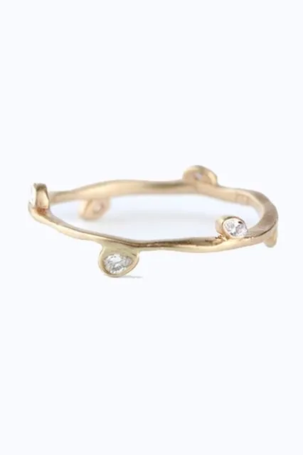 Bang, Jika Kita Duduk Berdua di Pelaminan Kelak, Sematkan 1 dari 13 Cincin Pernikahan yang Unik Ini Buat Adek Ya! 18