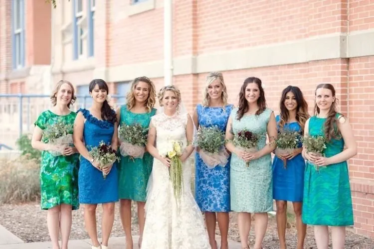 Gaun Untuk Bridesmaid-mu Tak Harus Kembar dan Seragam Lho. Intip 13 Inspirasi Gaun Cantik nan Beda Untuk Sahabat Terbaik di Hari Pernikahanmu Kelak. 18