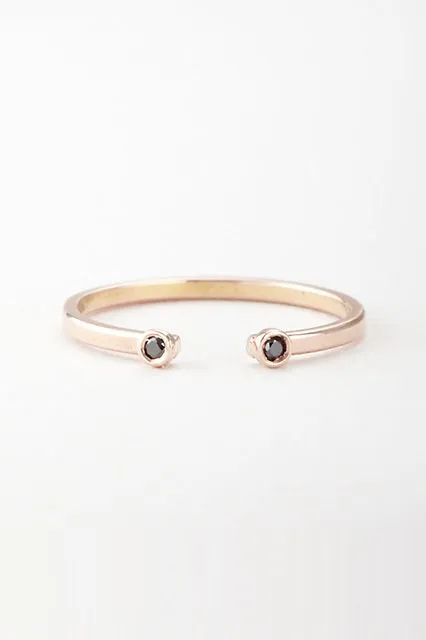 Bang, Jika Kita Duduk Berdua di Pelaminan Kelak, Sematkan 1 dari 13 Cincin Pernikahan yang Unik Ini Buat Adek Ya! 19