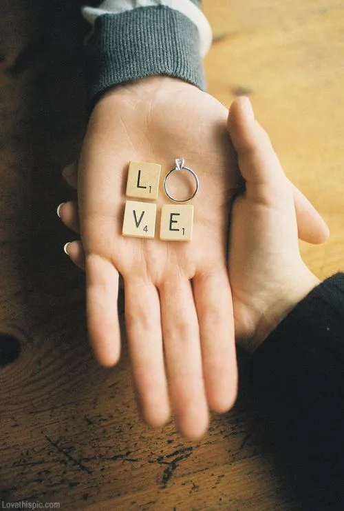 Kenapa Orang-Orang Sering Banget Update Foto Cincin Tunangan Atau Nikah di Media Sosial? Ini 6 Alasannya! 11