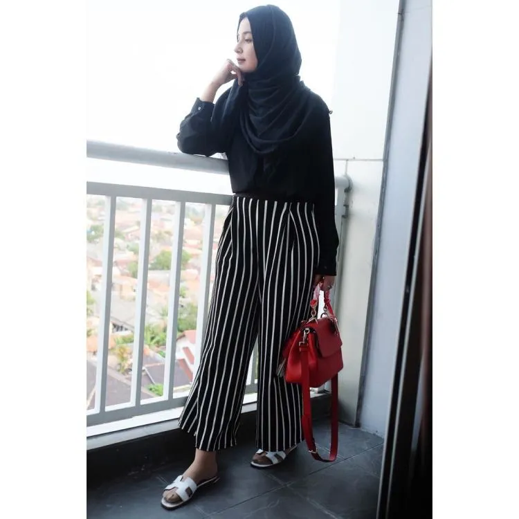 11 Ide Gaya Hijab Komplit dengan Kaos Kaki. Menutup Aurat Bukan Berarti Nggak Cantik Lagi 12