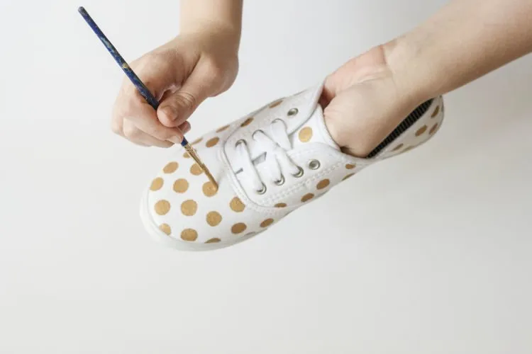 Sepatu Kanvas Putihmu Akan Naik Kelas dan Ga Gitu-gitu Aja dengan 11 Trik Gampang ini! 19