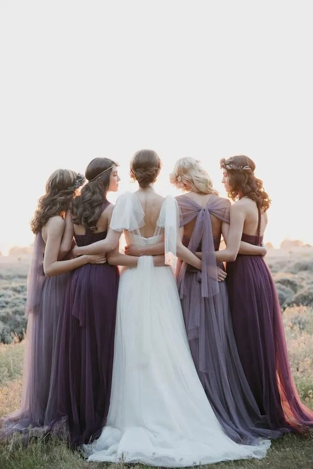 Gaun Untuk Bridesmaid-mu Tak Harus Kembar dan Seragam Lho. Intip 13 Inspirasi Gaun Cantik nan Beda Untuk Sahabat Terbaik di Hari Pernikahanmu Kelak. 20