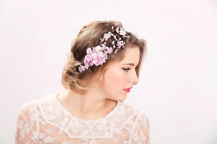 Hijab atau Rambut Mahkota Kepalamu Akan Terlihat Menawan dengan 12 Inspirasi Flower Crown Ini untuk Hari Bahagiamu! 20