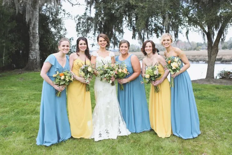 Gaun Untuk Bridesmaid-mu Tak Harus Kembar dan Seragam Lho. Intip 13 Inspirasi Gaun Cantik nan Beda Untuk Sahabat Terbaik di Hari Pernikahanmu Kelak. 22