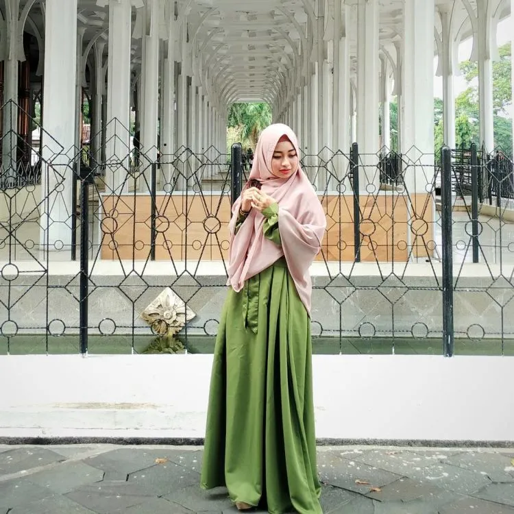 11 Penampilan Menawan dengan Khimar. Jilbab yang Pas Untukmu yang Ingin Tetap Sopan dan Kekinian! 19