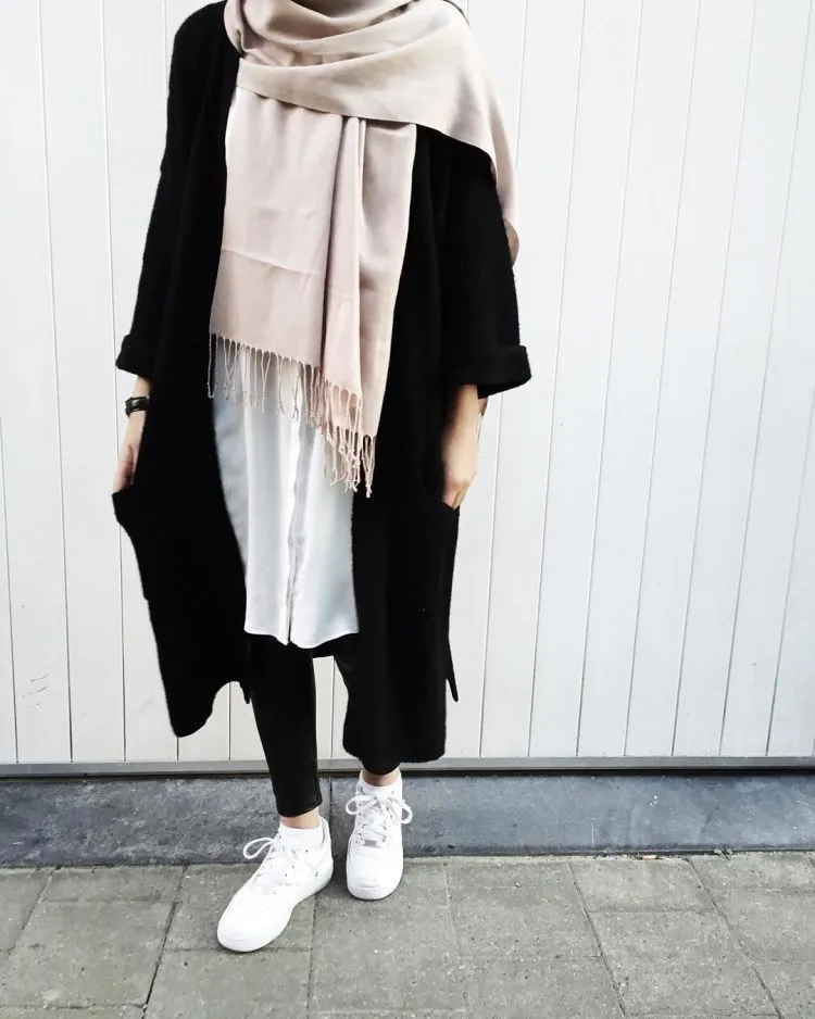 Hitam Tak Melulu Berarti Gloomy. Menawan yang Tak Ada Habisnya Bisa Terpancar dari 15 Inspirasi Penampilan Ini! 21