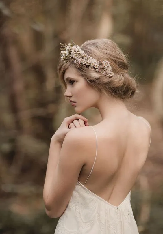 Hijab atau Rambut Mahkota Kepalamu Akan Terlihat Menawan dengan 12 Inspirasi Flower Crown Ini untuk Hari Bahagiamu! 21