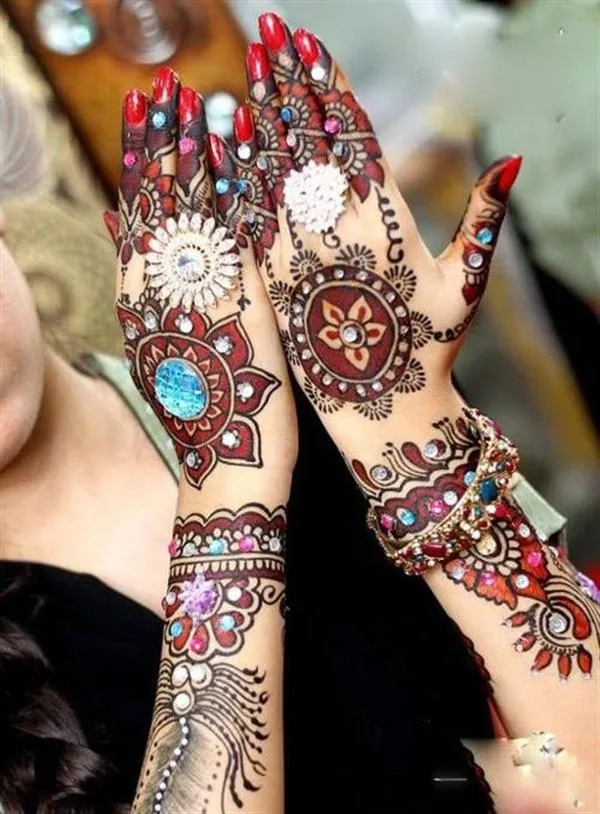 16 Inspirasi Henna Art Anti Mainstream, Demi Momen Pernikahan yang Tak Terlupakan! 27