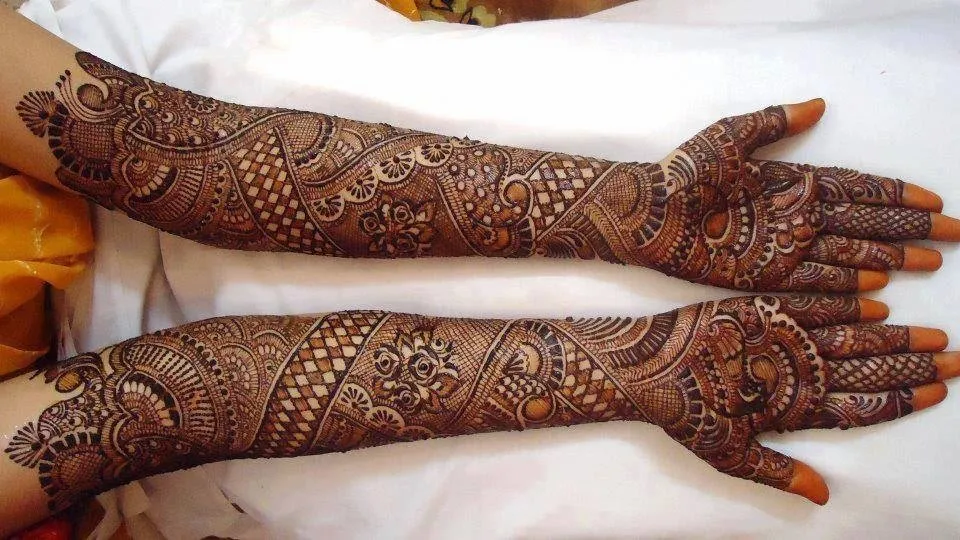 16 Inspirasi Henna Art Anti Mainstream, Demi Momen Pernikahan yang Tak Terlupakan! 26