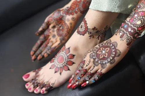 16 Inspirasi Henna Art Anti Mainstream, Demi Momen Pernikahan yang Tak Terlupakan! 29