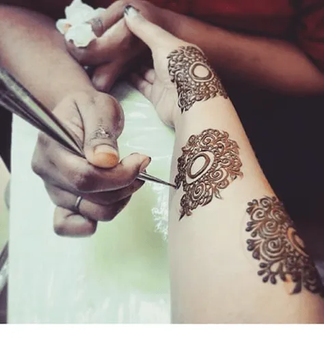 16 Inspirasi Henna Art Anti Mainstream, Demi Momen Pernikahan yang Tak Terlupakan! 24