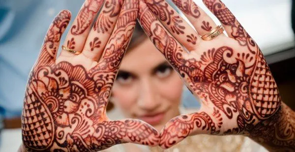 16 Inspirasi Henna Art Anti Mainstream, Demi Momen Pernikahan yang Tak Terlupakan! 19