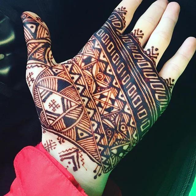 16 Inspirasi Henna Art Anti Mainstream, Demi Momen Pernikahan yang Tak Terlupakan! 31