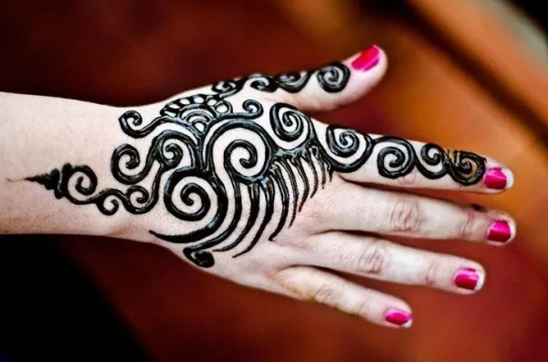 16 Inspirasi Henna Art Anti Mainstream, Demi Momen Pernikahan yang Tak Terlupakan! 21