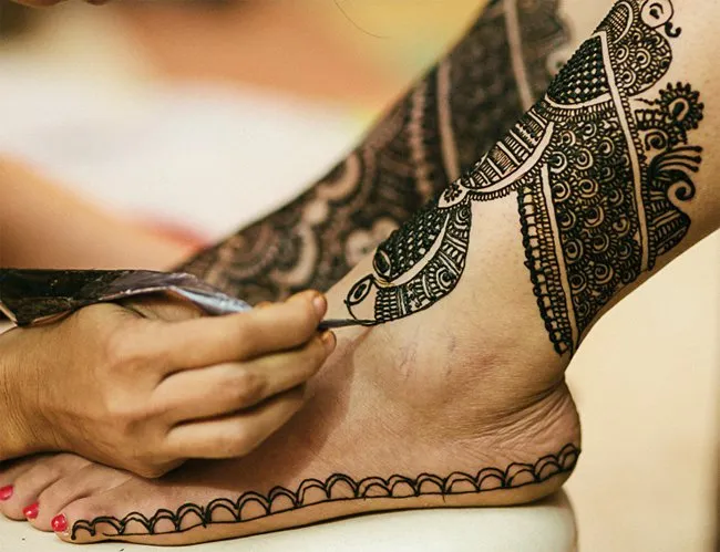 16 Inspirasi Henna Art Anti Mainstream, Demi Momen Pernikahan yang Tak Terlupakan! 25