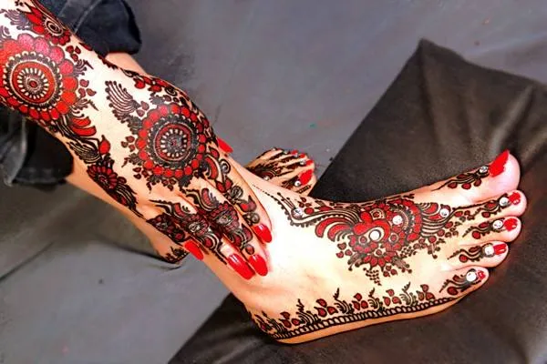 16 Inspirasi Henna Art Anti Mainstream, Demi Momen Pernikahan yang Tak Terlupakan! 28