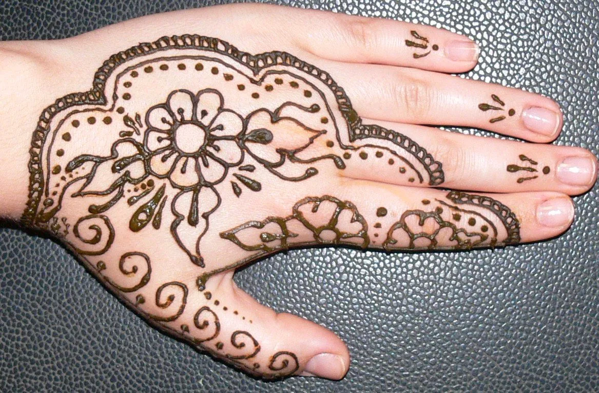 16 Inspirasi Henna Art Anti Mainstream, Demi Momen Pernikahan yang Tak Terlupakan! 20