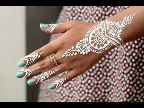 16 Inspirasi Henna Art Anti Mainstream, Demi Momen Pernikahan yang Tak Terlupakan! 22