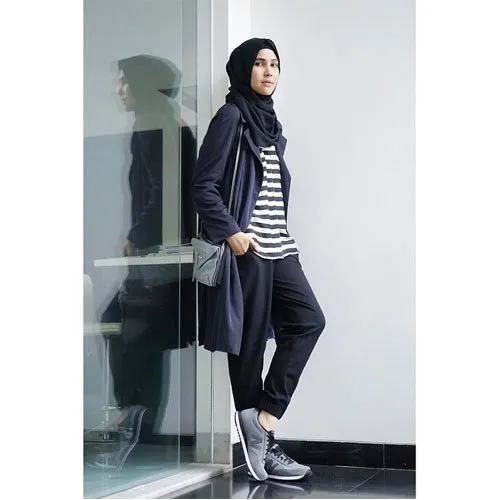 Ingin Terlihat Modis Tapi Tak Terlalu Feminin? 9 Gaya Jogger Pants Dengan Hijab Ini Wajib Kamu Coba! 17