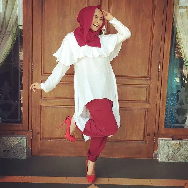 Ingin Terlihat Modis Tapi Tak Terlalu Feminin? 9 Gaya Jogger Pants Dengan Hijab Ini Wajib Kamu Coba! 13
