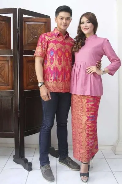 8 Busana Kondangan yang Membuatmu Terlihat Kompak nan Serasi Bersama Pasangan, Tanpa Perlu Ribet atau Berlebihan 28