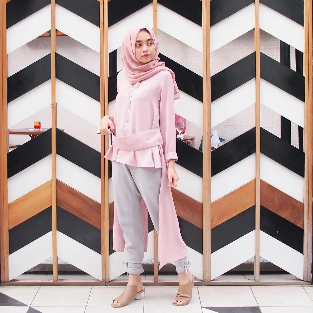 Ingin Terlihat Modis Tapi Tak Terlalu Feminin? 9 Gaya Jogger Pants Dengan Hijab Ini Wajib Kamu Coba! 14