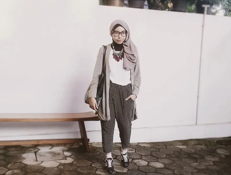 Ingin Terlihat Modis Tapi Tak Terlalu Feminin? 9 Gaya Jogger Pants Dengan Hijab Ini Wajib Kamu Coba! 12