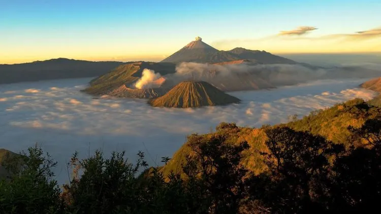 10 Gunung Terindah di Indonesia Ini Begitu Mempesona! Sudahkah Kamu Menjamah Puncaknya? 17