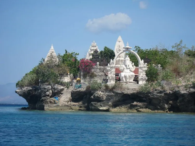 Satu Lagi Surga Dunia dari Pulau Bali, Pulau Menjangan! Wisata Bahari dan Religi Bisa Kamu Lakukan di Sini! 14