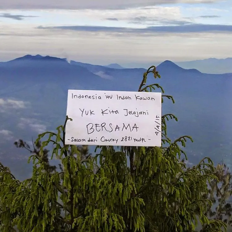 Fenomena Meme Para Pendaki Alay di Puncak Gunung yang Bikin Sebal. Kamu Boleh Ngakak, Juga Boleh Kesal! 12
