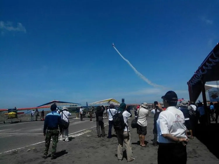 Berita Duka dari Yogyakarta. Penerjun Payung Kebanggaan Yogya Kehilangan Nyawa Kala Beraksi di Jogja Air Show! 10