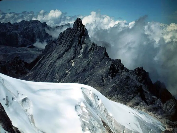 10 Gunung Terindah di Indonesia Ini Begitu Mempesona! Sudahkah Kamu Menjamah Puncaknya? 14