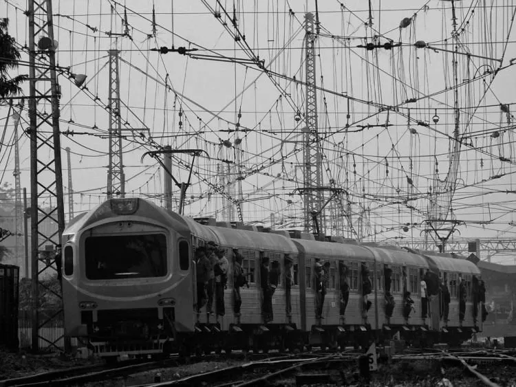 Dari Wanita Cantik Hingga Suara Tangis, Inilah Stasiun-stasiun di Indonesia yang Punya Cerita Mistis! 11