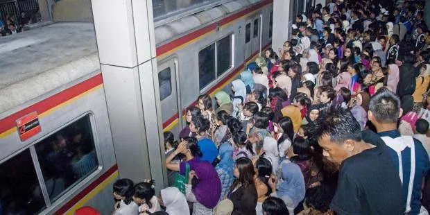 Keganasan Manusia Itu Paling Gampang Ditemukan di KRL/Commuter Line. Ini 14 Buktinya! 27