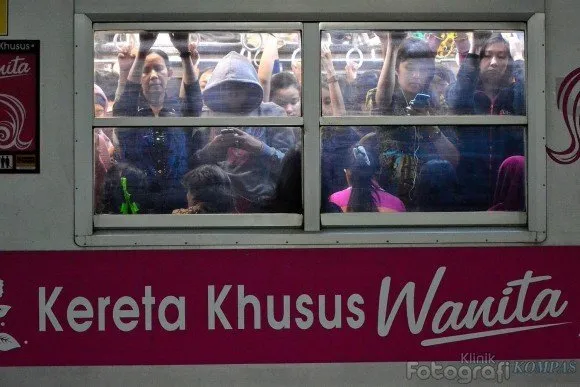 Keganasan Manusia Itu Paling Gampang Ditemukan di KRL/Commuter Line. Ini 14 Buktinya! 23