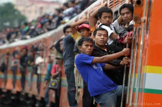 Keganasan Manusia Itu Paling Gampang Ditemukan di KRL/Commuter Line. Ini 14 Buktinya! 28