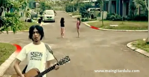 21 Lagu yang Pernah Mengisi Harimu Ini Tetap Enak Kok Untuk Didengarkan. Asyik Juga Buat Playlist Karaokean! 27