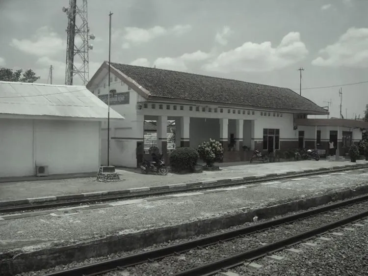Dari Wanita Cantik Hingga Suara Tangis, Inilah Stasiun-stasiun di Indonesia yang Punya Cerita Mistis! 8
