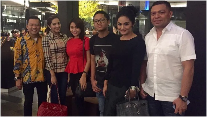 7 Artis yang Sempat Punya Masalah Serius dengan Ibunya. Jangan Ditiru Ya, Guys 9