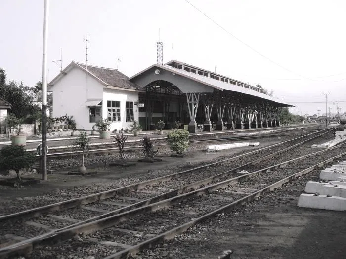 Dari Wanita Cantik Hingga Suara Tangis, Inilah Stasiun-stasiun di Indonesia yang Punya Cerita Mistis! 7