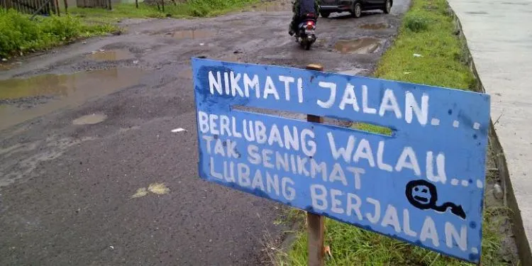 Rambu dan Plang Lucu yang Sering Kamu Temui di Pinggir Jalan. Bikin Ketawa Bahagia, Deh! 19