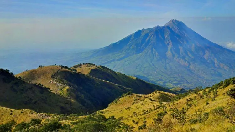 10 Gunung Terindah di Indonesia Ini Begitu Mempesona! Sudahkah Kamu Menjamah Puncaknya? 16