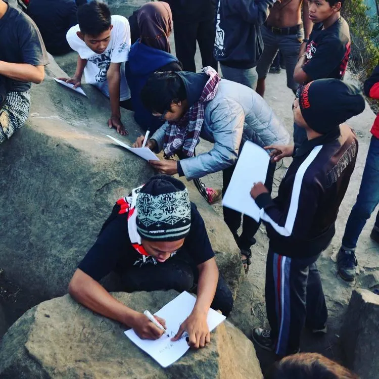 Fenomena Meme Para Pendaki Alay di Puncak Gunung yang Bikin Sebal. Kamu Boleh Ngakak, Juga Boleh Kesal! 21